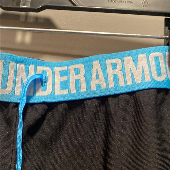 Under Armour Black & Blue Athletic Shorts Size L - Picture 4 of 6